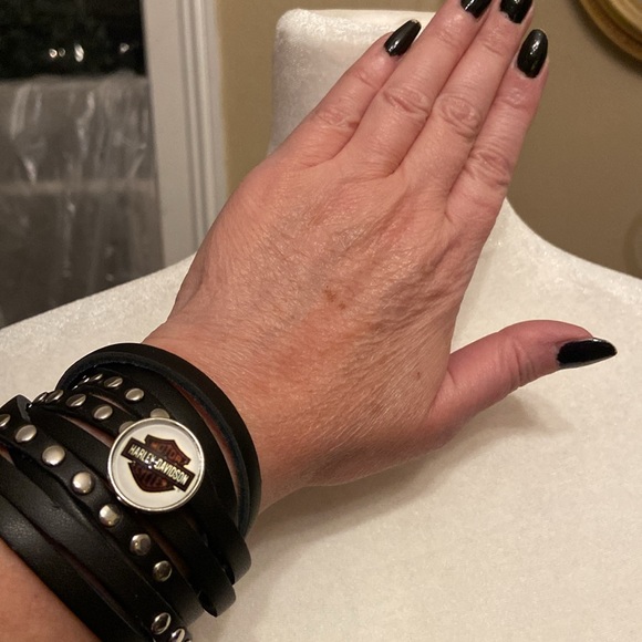 HD Snap Button Wrap Bracelet - Picture 3 of 9